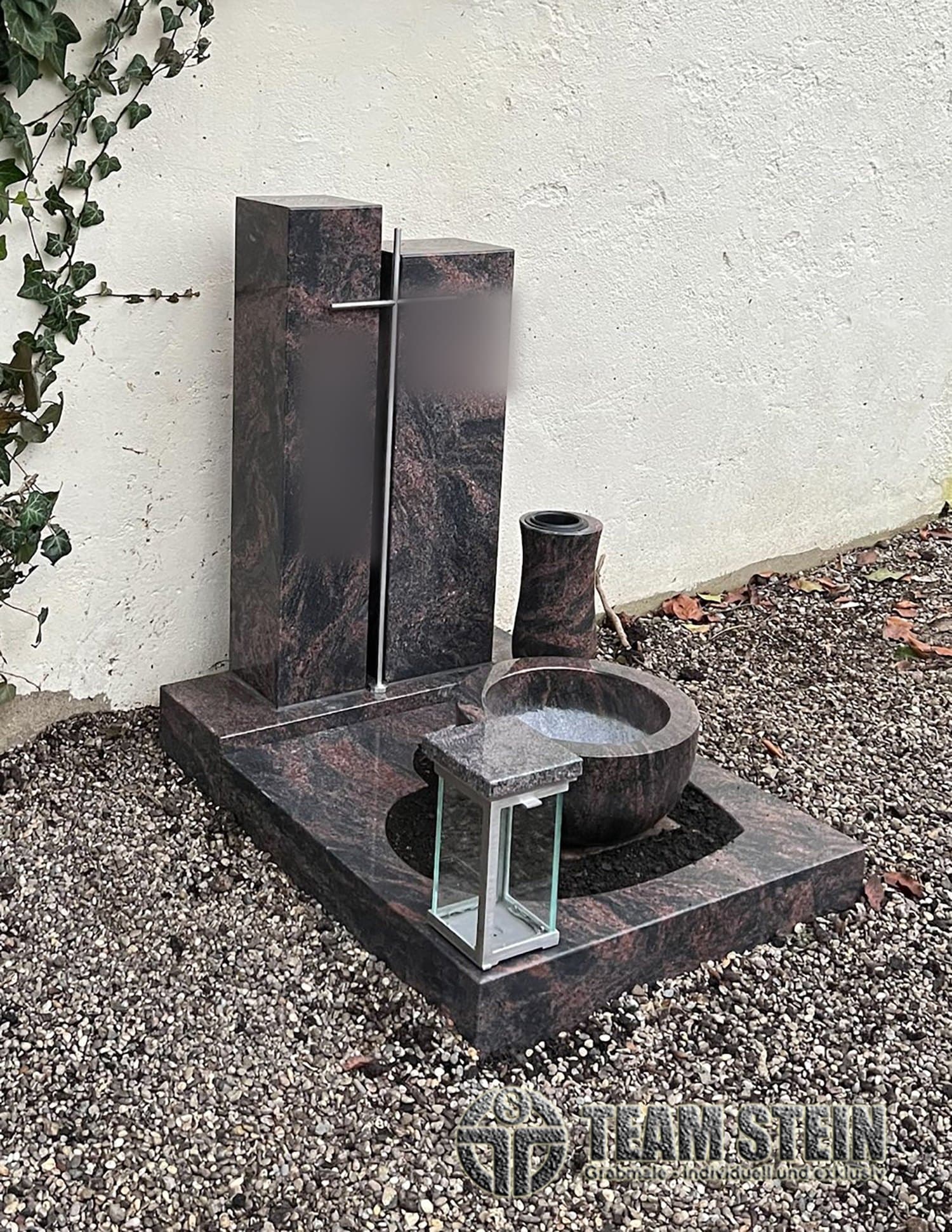 Doppelstele aus rotbraunem Granit mit Edelstahlkreuz, Steinschale und Laterne